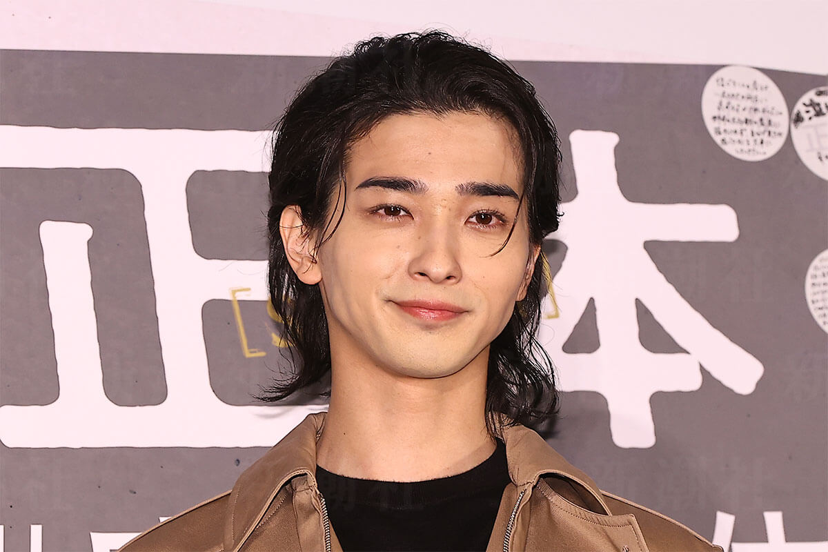 大河ドラマ「べらぼう」で蔦屋重三郎を演じる横浜流星。その厳しい表情は、歌麿との関係性の変化を示唆する。