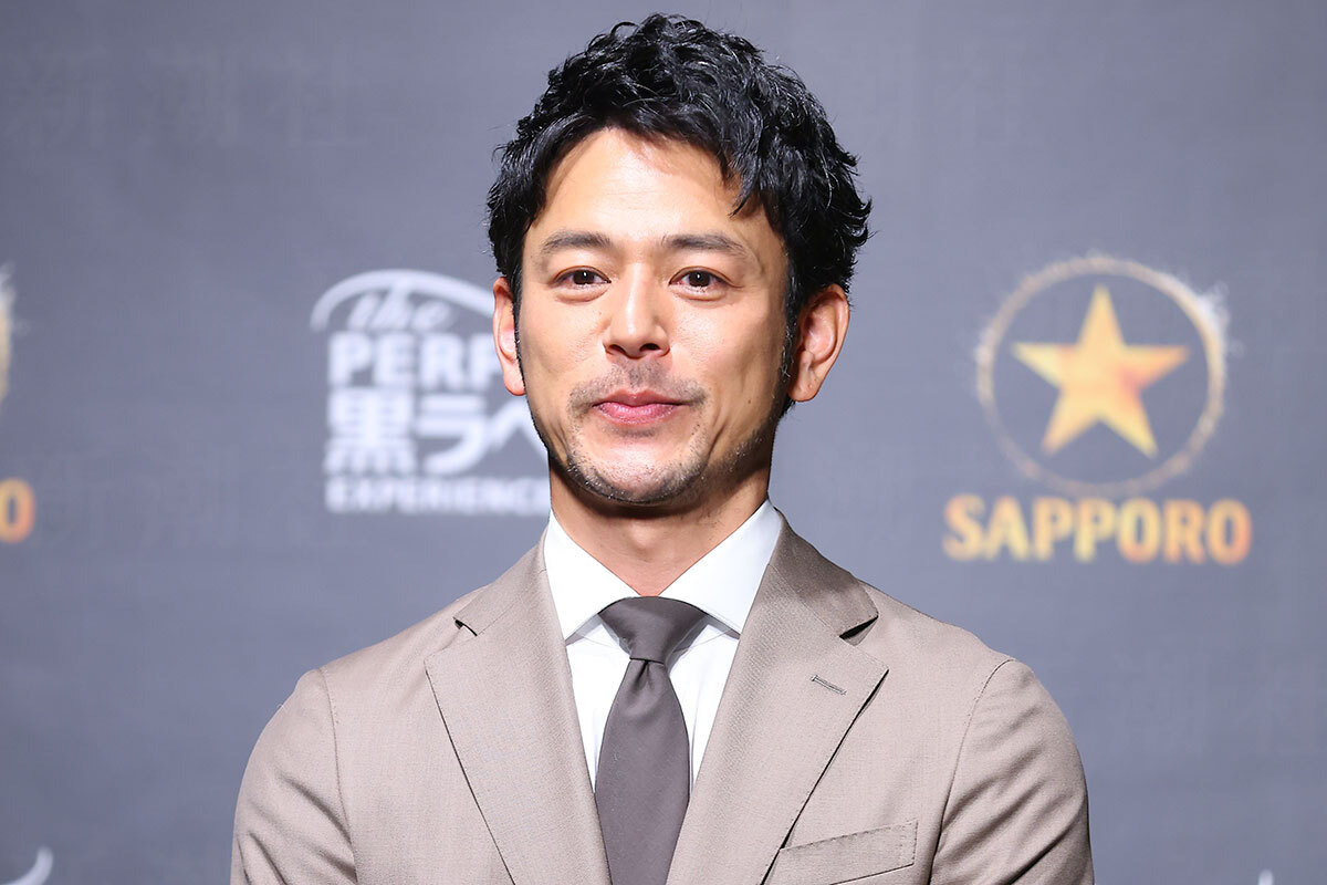 妻夫木聡が演じる税理士・栗須栄治の姿が印象的なキービジュアル