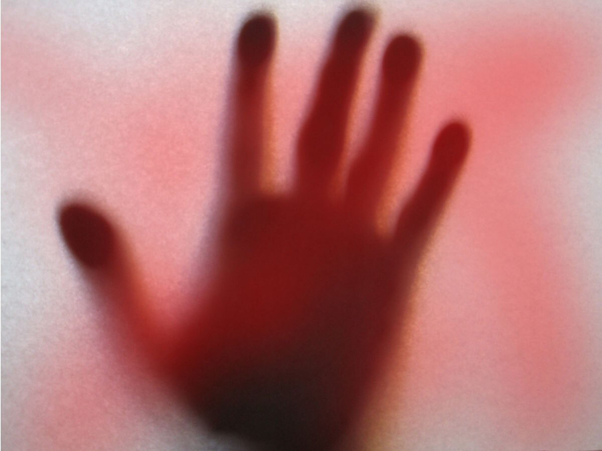 凄惨な事件現場の様子を示すイメージ写真。一家四人殺し事件の衝撃度を伝える。