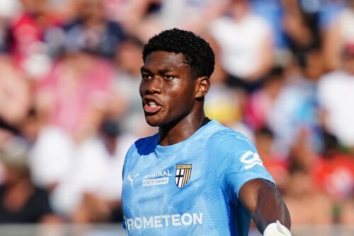 パルマがGK鈴木彩艶の診断結果を発表…左手中指と舟状骨の骨折、手術の可能性も(サッカーキング)