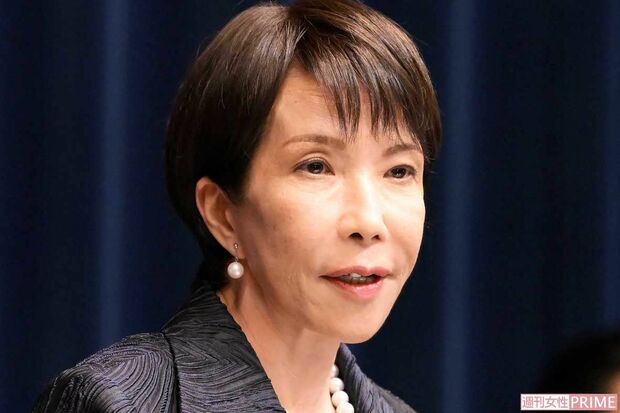 高市早苗首相が国会での答弁準備に取り組む様子