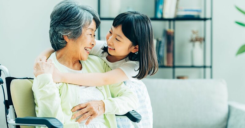 高齢者が自宅で転倒するリスクを示すイメージ写真