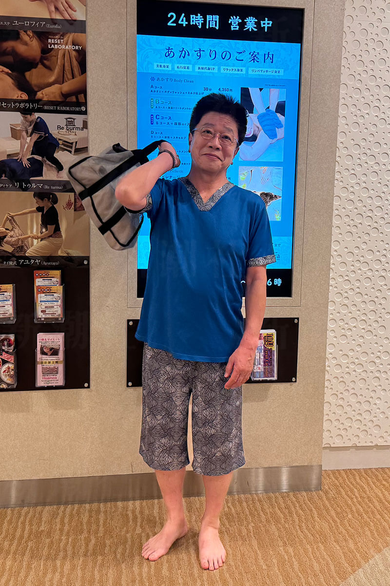 加藤勝信元財務大臣がサウナでリラックスする様子