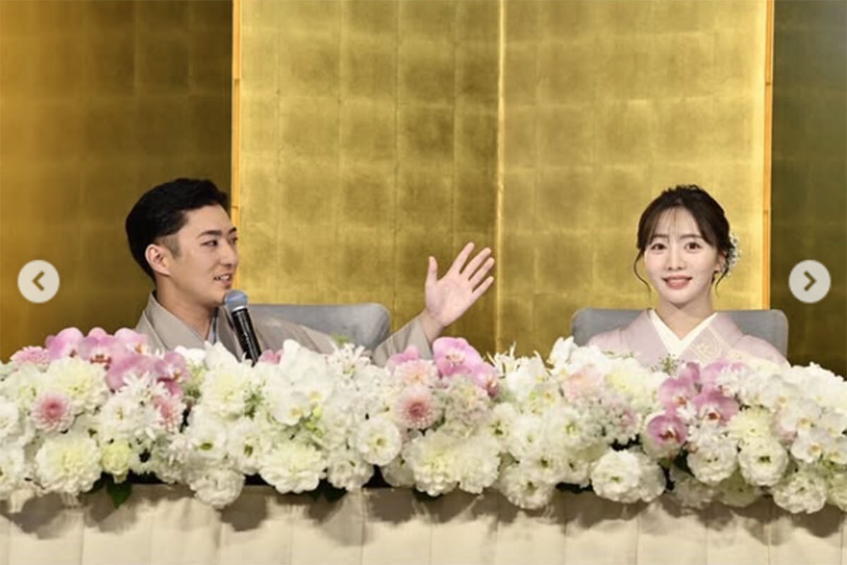 中村橋之助との婚約会見で笑顔を見せる能條愛未