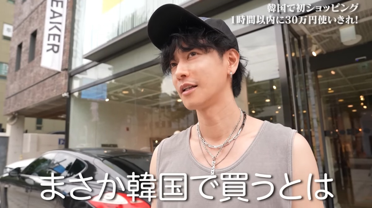 佐藤健が自身のYouTubeチャンネルで韓国での買い物企画について語る様子。彼の表情から満足感が伝わる。