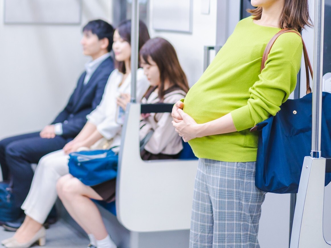 妊婦の女性「電車で席を譲ってもらえなかった」と投稿し、"批判が殺到"。9300件ものコメントを集め激しい議論に（Harper’s BAZAAR（ハーパーズ バザー）） - Yahoo!ニュース