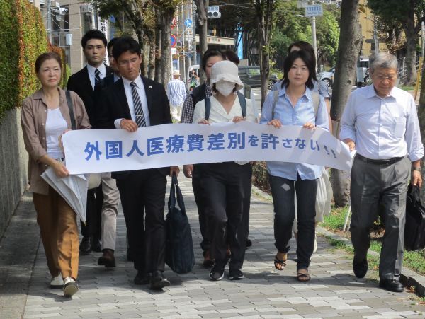 大阪地裁へ提訴に向かう原告団