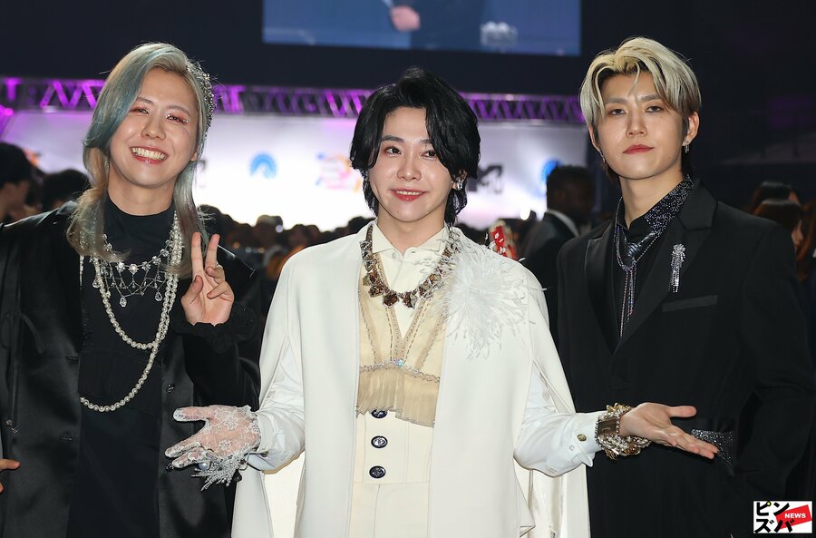 Mrs. GREEN APPLEのメンバーが冠番組「テレビ×ミセス」でパフォーマンスする様子