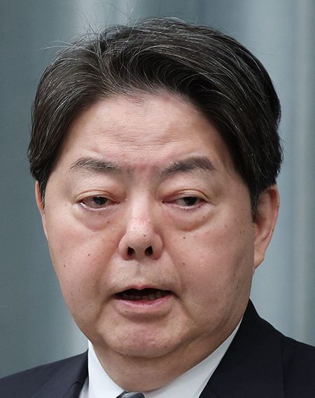 林芳正総務大臣が記者会見で衆院選の選挙費用について説明する様子