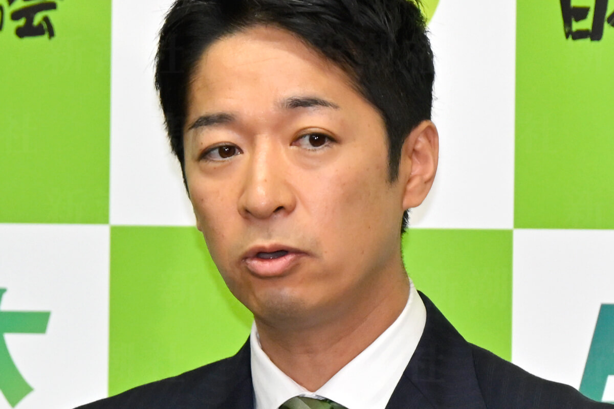 日本維新の会の藤田文武共同代表（中央）と共産党関係者と見られる人物が議論する様子