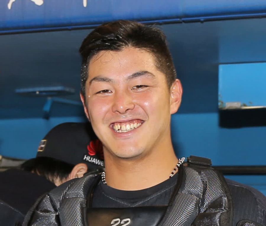 ソフトバンク時代の捕手姿の山下斐紹容疑者、白いユニフォームを着用しヘルメットを被っている