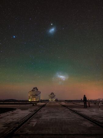 夜空で輝く大マゼラン雲・小マゼラン雲とパラナル天文台の望遠鏡たち(sorae 宇宙へのポータルサイト)