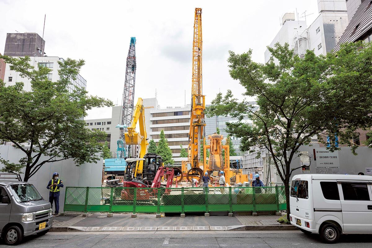 炎天下や寒空の下で何時間も立ちっぱなし......労働力を無駄遣いする不思議の国ニッポン（ニューズウィーク日本版） - Yahoo!ニュース