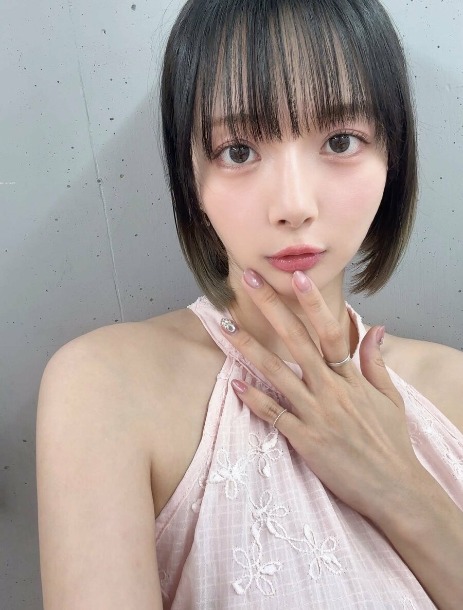 岡田紗佳さんがインスタグラムで披露した期間限定のロングヘア姿