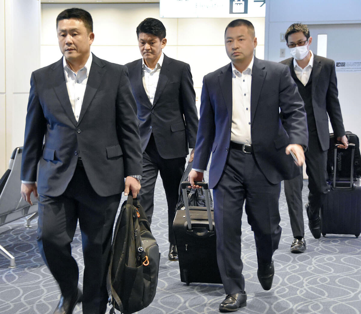 羽田空港からマニラへ向かう捜査員たち