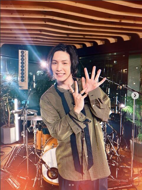 「実父」は大物歌手。事務所社長・小栗旬の“秘蔵っ子27歳歌手”の不思議な存在感とは 「実父」は大物歌手。事務所社長・小栗旬の“秘蔵っ子27歳歌手”の不思議な存在感とは