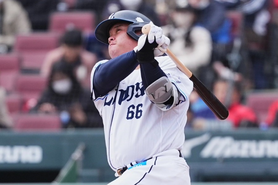 西武戦力外の渡部健人が特大弾 ハム・石川直也からいきなり…解説者驚愕「軽打して」(Full-Count)