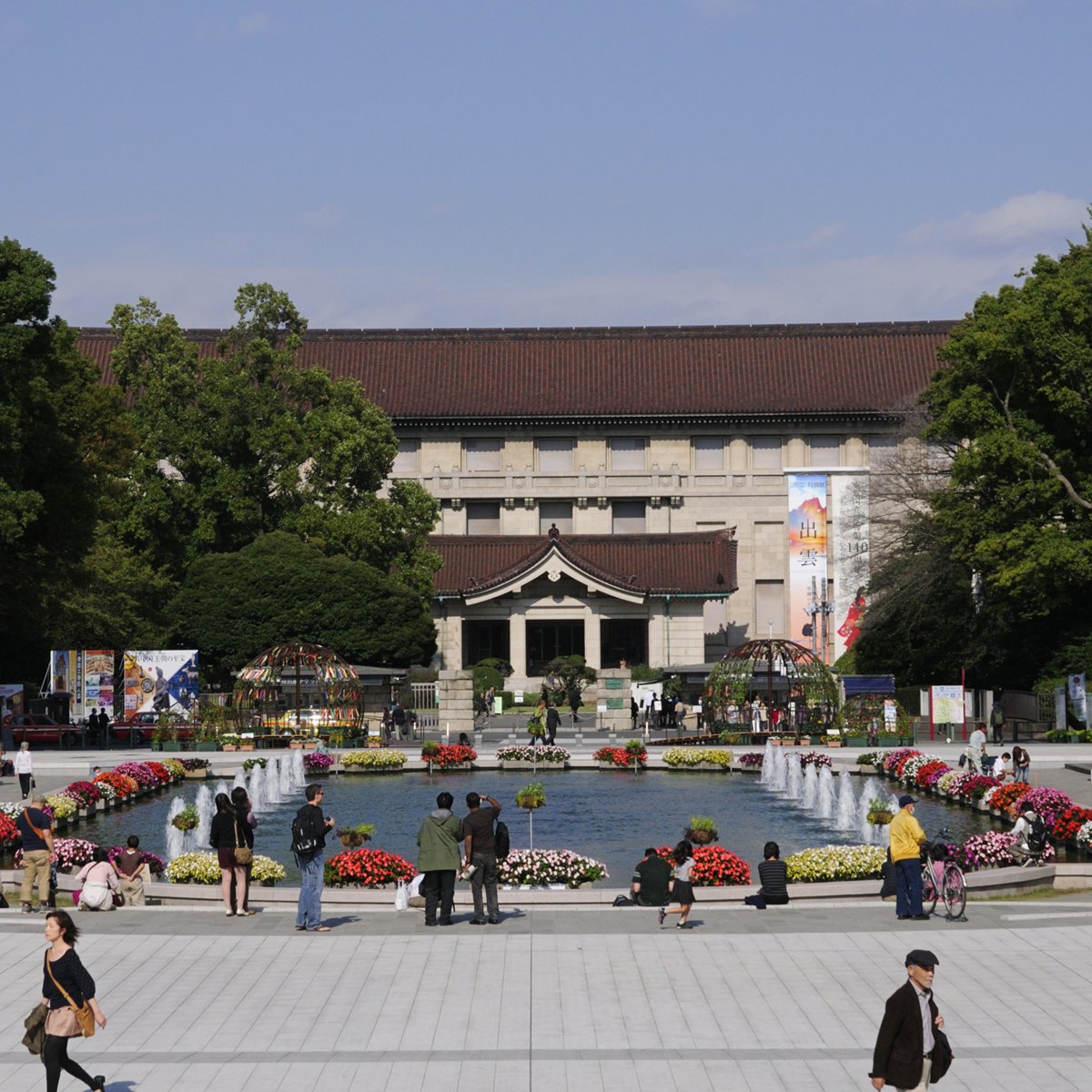 上野にある日本最古の博物館、東京国立博物館の本館と前庭の池