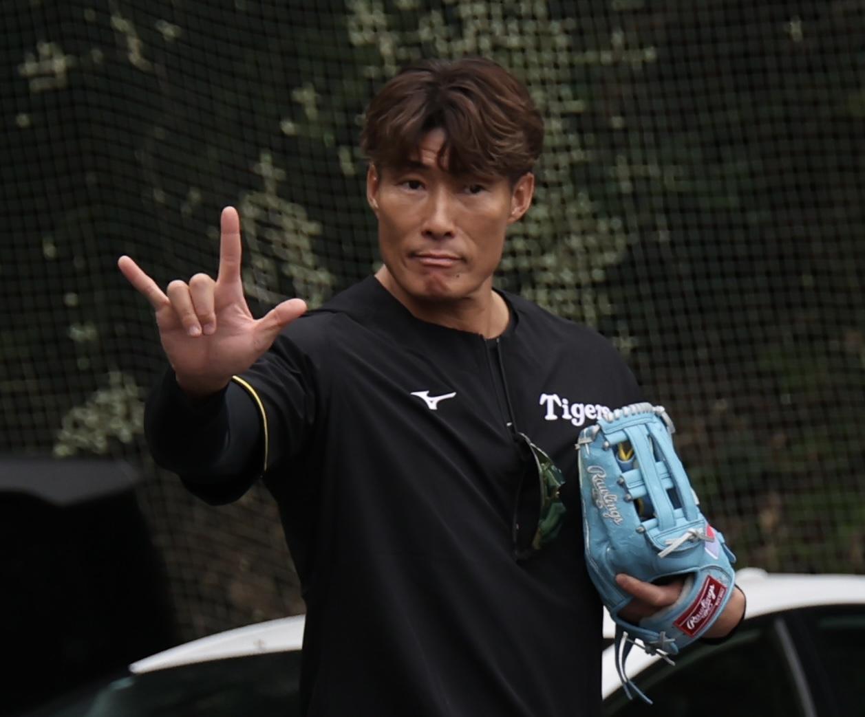  【超人降臨】阪神 安芸キャンプ激震！糸井嘉男SAが「左手グローブ」で示したV2への"99%の確信"
