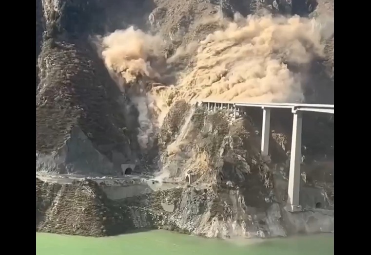 一瞬にして「巨大な橋が消えた」...中国・「完成直後」の橋が崩落する瞬間を捉えた「衝撃映像」に広がる疑念（ニューズウィーク日本版） - Yahoo!ニュース