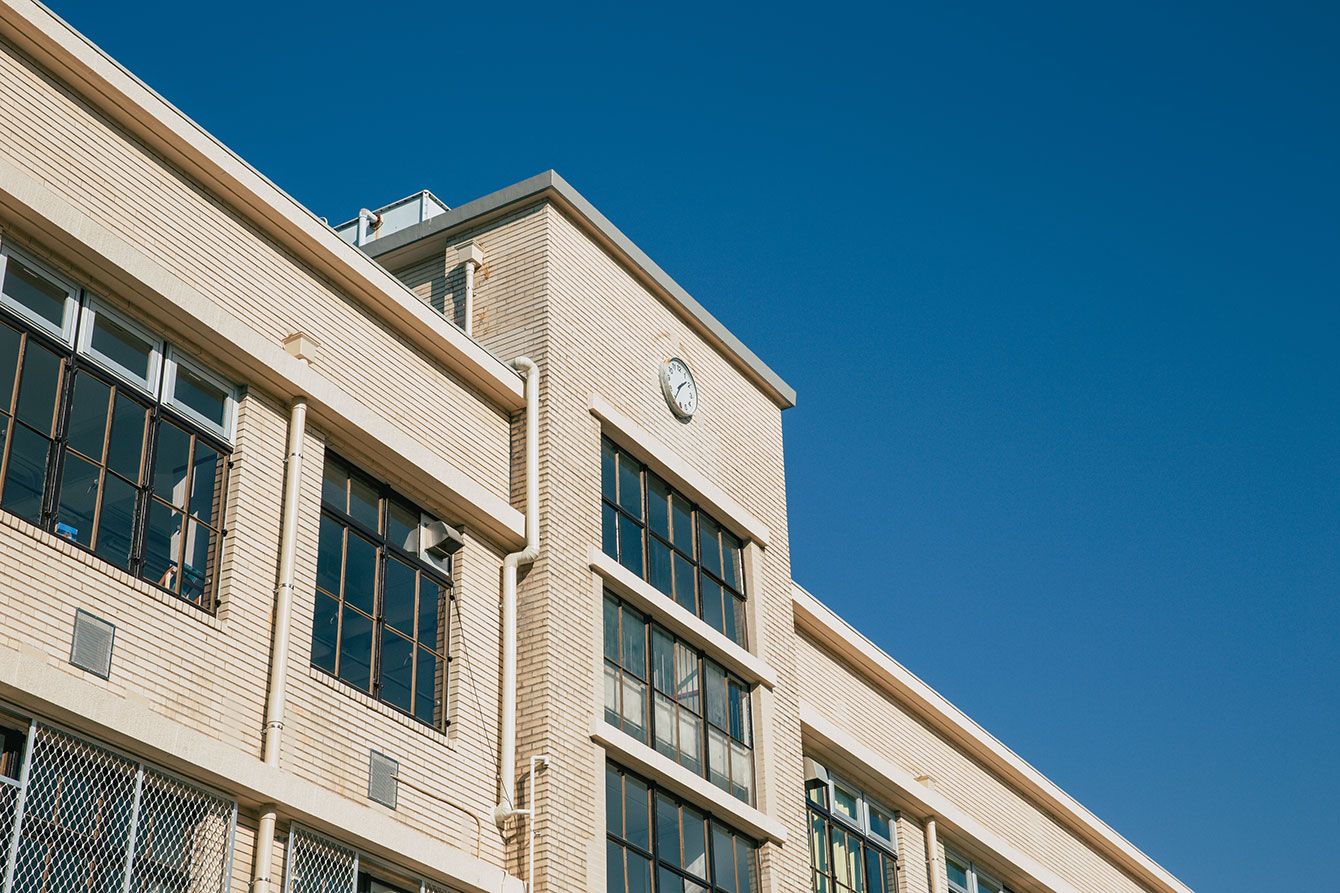 小学校の教室で学ぶ児童たちのイメージ