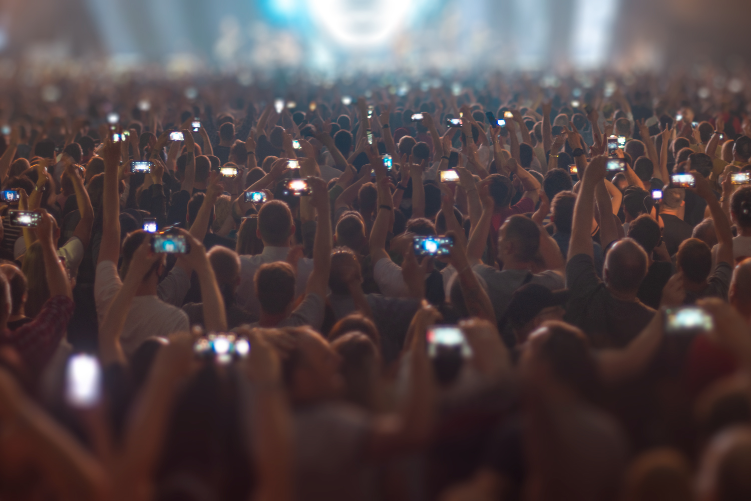 インターネットと情報過多、ポピュリズムの拡散を象徴するイメージ