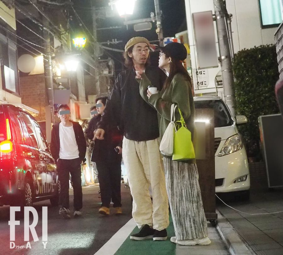 2025年4月、コンビニ前で談笑する柄本時生とさとうほなみ