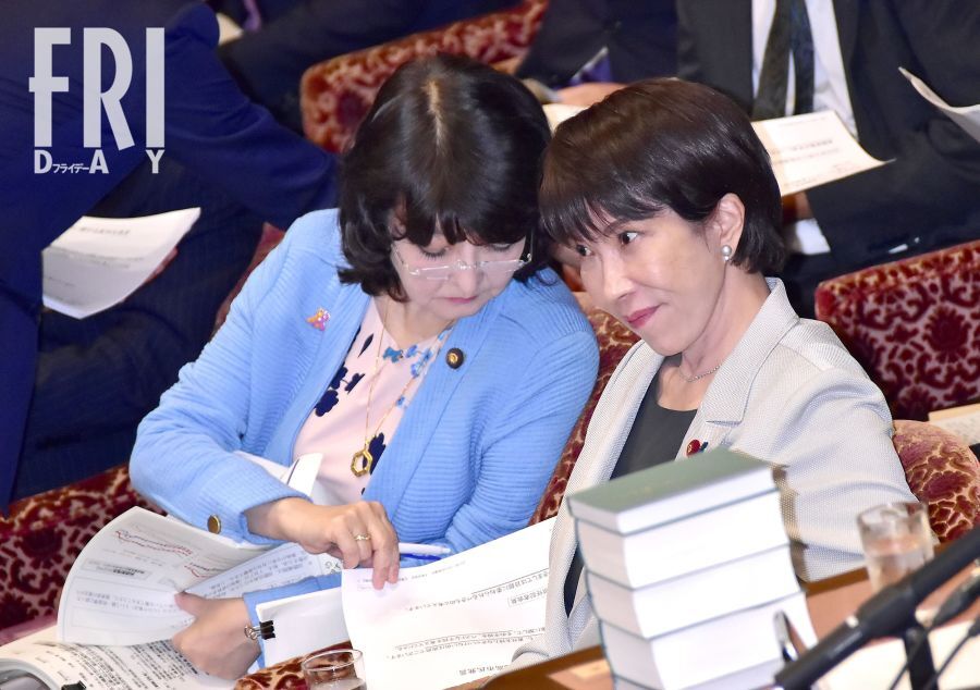 予算委員会で財務相と話す高市首相、疲労から目を閉じる場面も