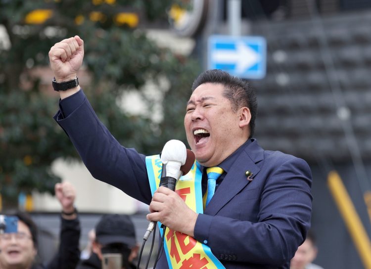 立花孝志氏が兵庫県知事選挙で第一声を上げる様子