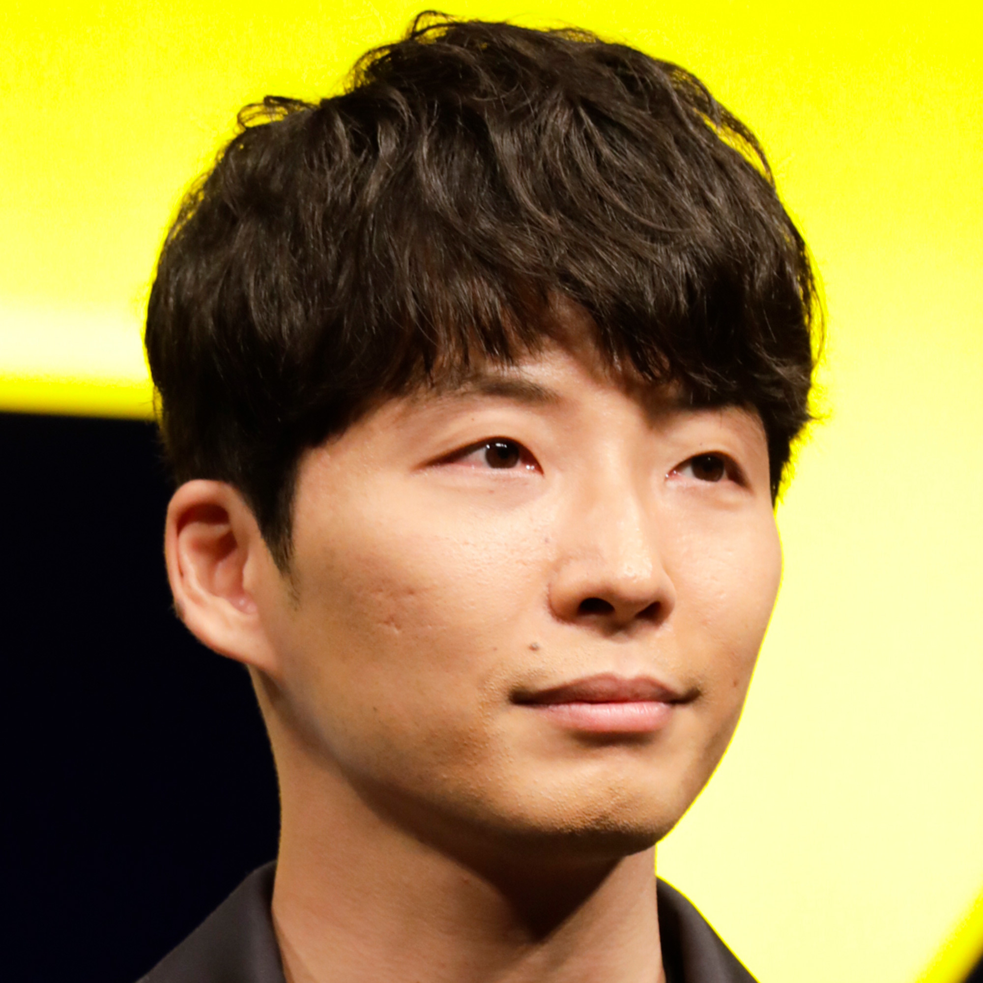 星野源がマイクを持ち、静かに歌唱する姿