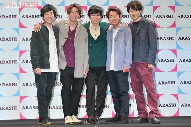 嵐のメンバー5人が生配信で笑顔を見せる