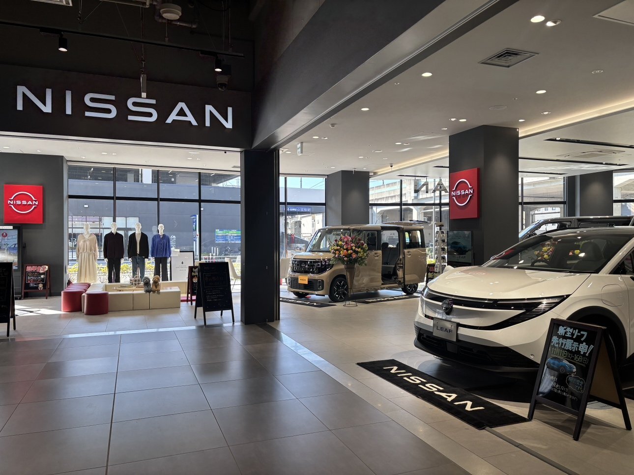 日産「車を販売しない」モール内の店舗を倍増へ「人が集まる場所に車を持っていく」ことで国内販売てこ入れ（FNNプライムオンライン（フジテレビ系）） - Yahoo!ニュース