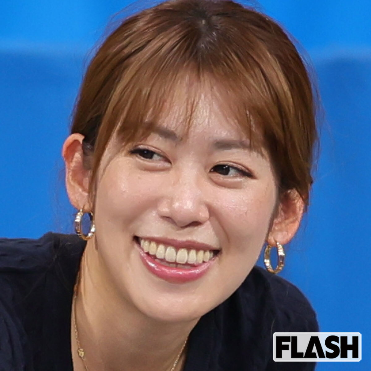 中川安奈アナが投球ポーズを披露