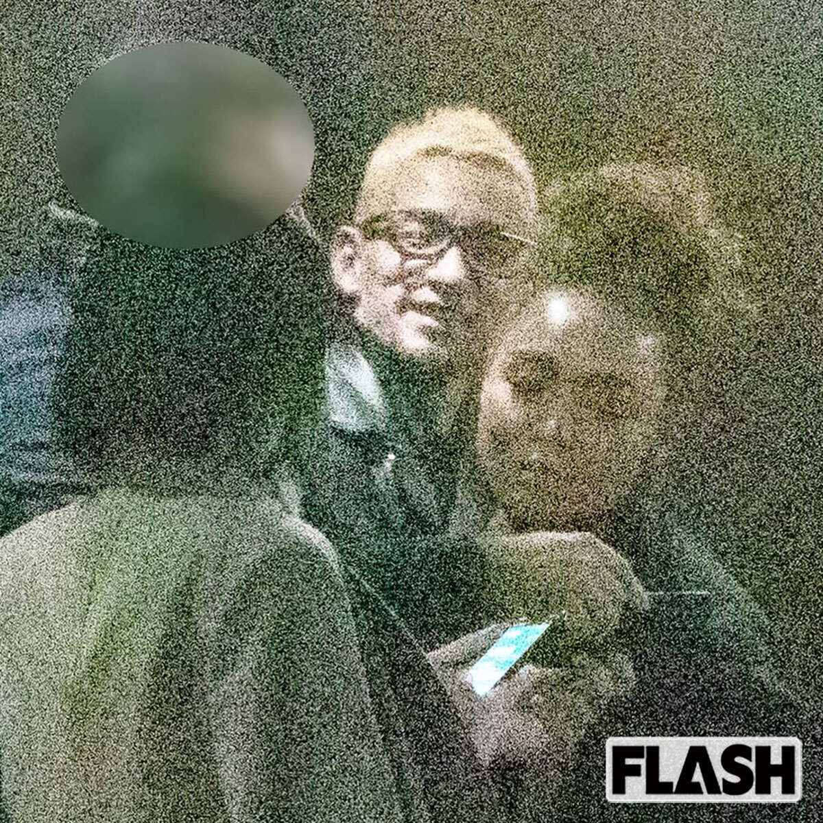 右からクリスタル・ケイ、中田英寿（2019年11月）