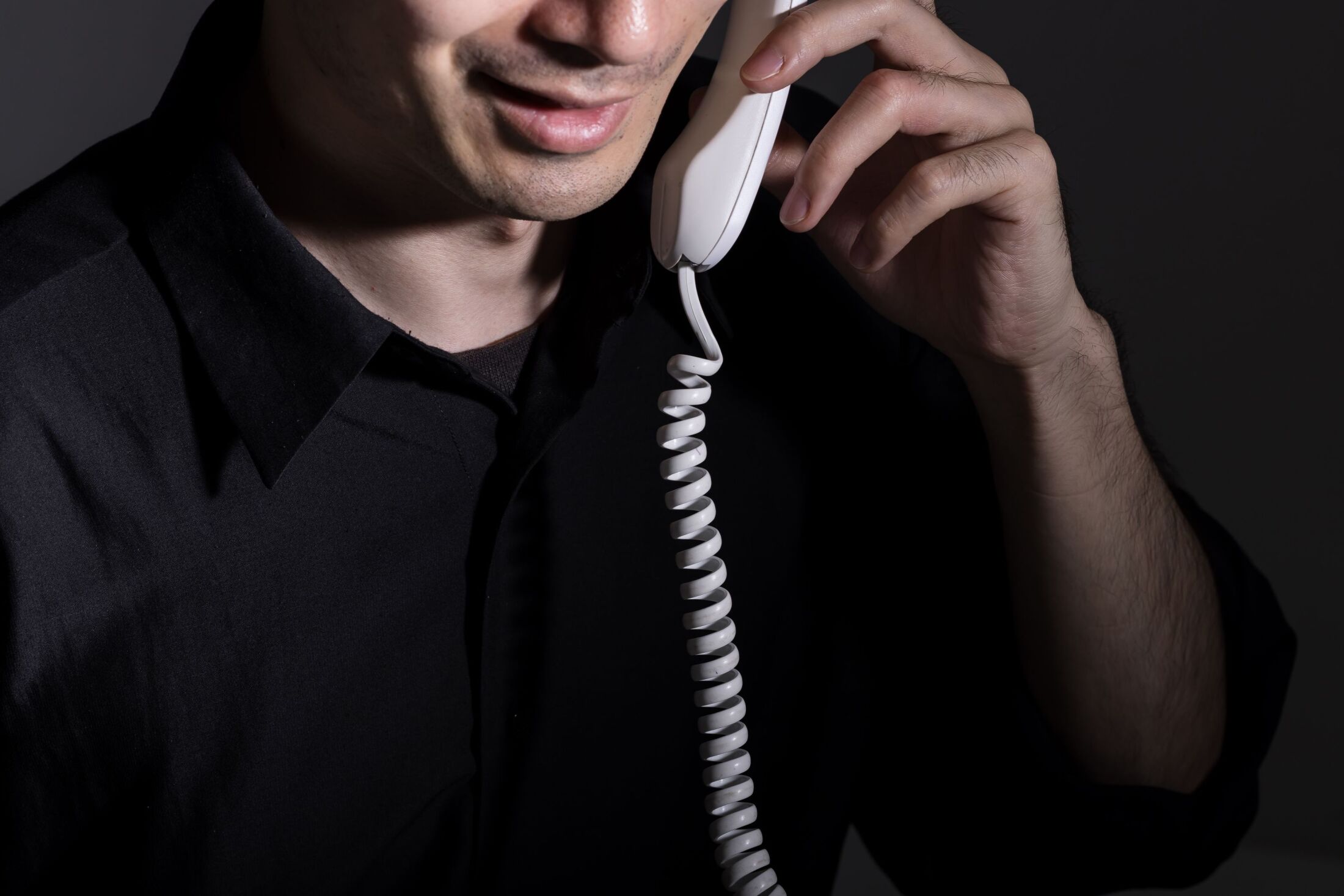 投資を呼びかけるイメージ。長谷容疑者は架空の国家プロジェクトを装い、多額の資金を詐取した