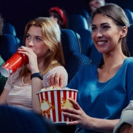 映画館の座席問題について議論するSNS投稿のイメージ