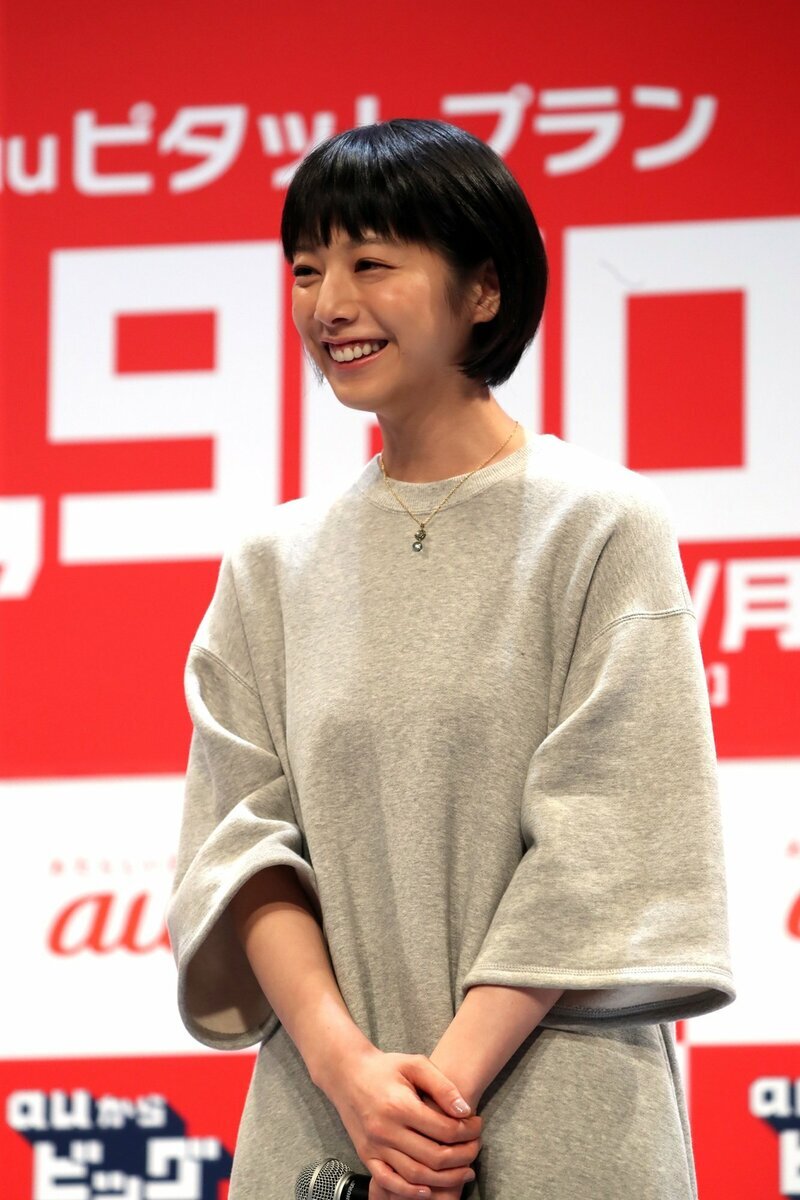 にこやかにポーズをとる女優の夏帆