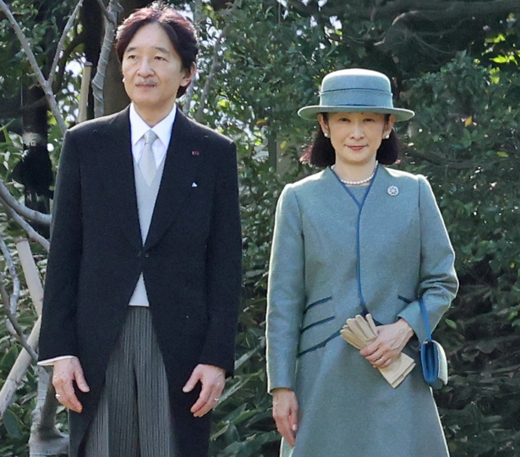 秋の園遊会で、ジャケットの合わせが話題となった秋篠宮ご夫妻の紀子さま。赤坂御苑、2025年10月28日撮影。