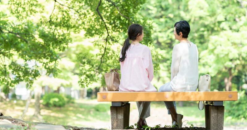 顔つきや表情が人間関係の始まりに重要な役割を果たす様子