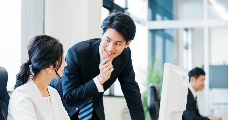 PIXTAイメージ写真：職場でのコミュニケーションの様子