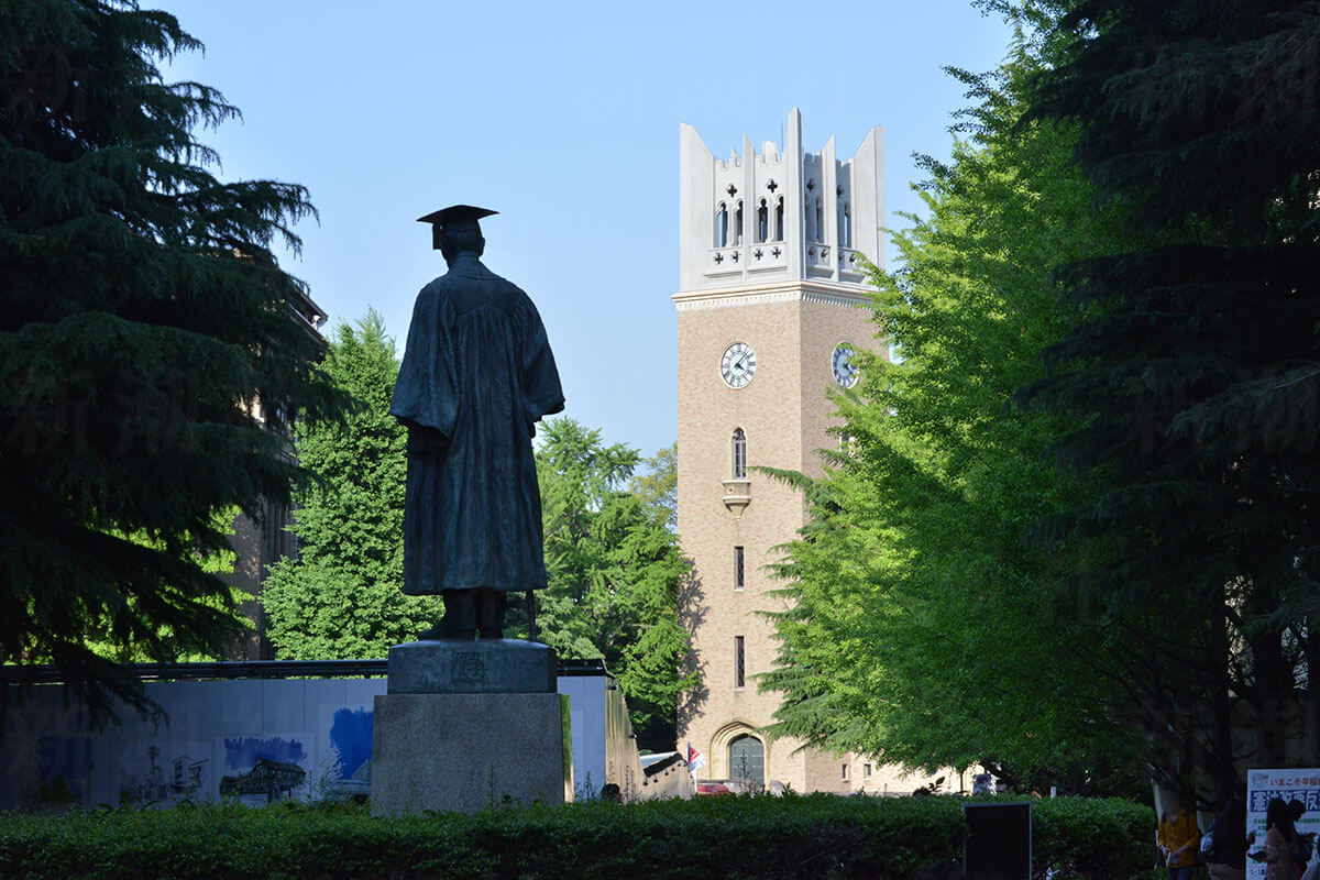 大隈講堂を背に白ブリーフ姿でポーズをとる早大生たち