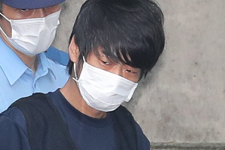 山上徹也被告が送検のため奈良西署を出る様子