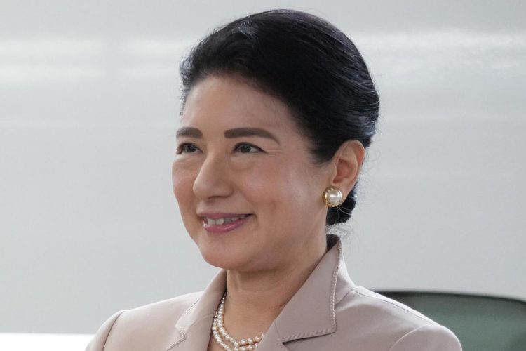 三重県をご訪問中の雅子さま。ブラウン系のワントーンコーデにフェラガモのバッグをお持ちになっている。