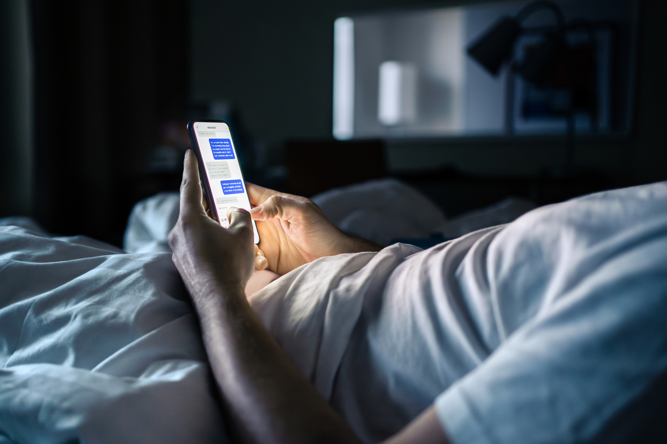 病院の窓から外を眺める風景、孤立と希望を象徴する