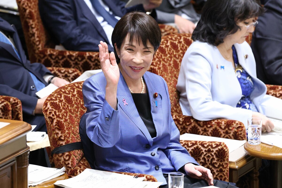 高市早苗首相、2025年11月12日の参院予算委員会で笑顔を見せる