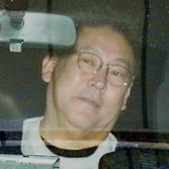 送検のため兵庫県警本部を出る立花孝志氏