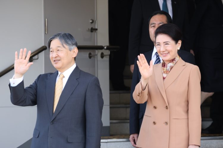 三重県を訪問された天皇皇后両陛下。雅子さまは秋らしいブラウンのパンツスーツを着用。