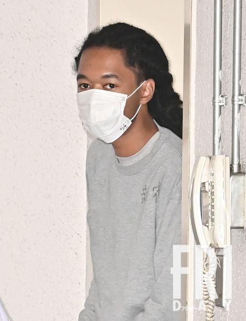 1月10日に送検される桝田容疑者。マンション2階にある女性の部屋に侵入し、強盗を働いた容疑で逮捕された
