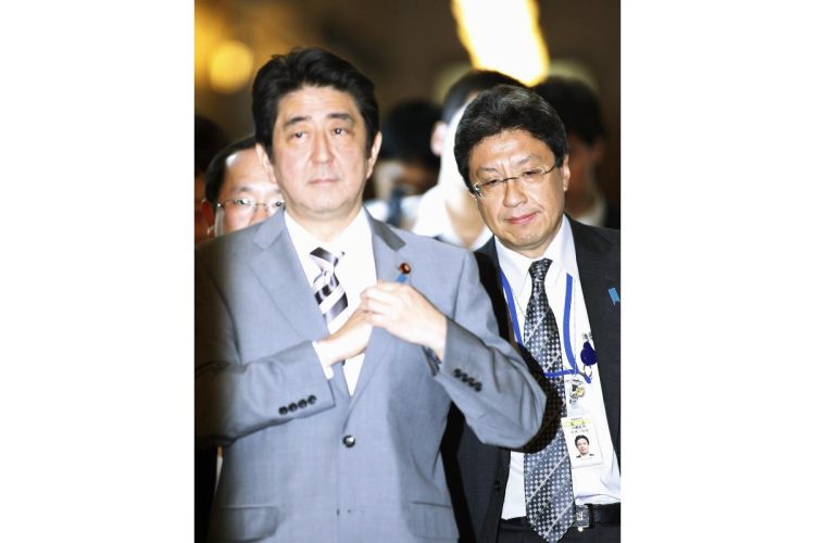 安倍政権を支えた今井尚哉氏（右／時事通信フォト）