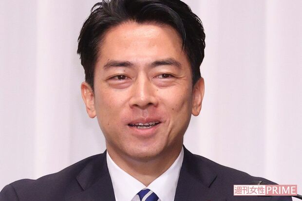 小泉防衛大臣が「よこすか海軍カレーラーメン」を食べる様子